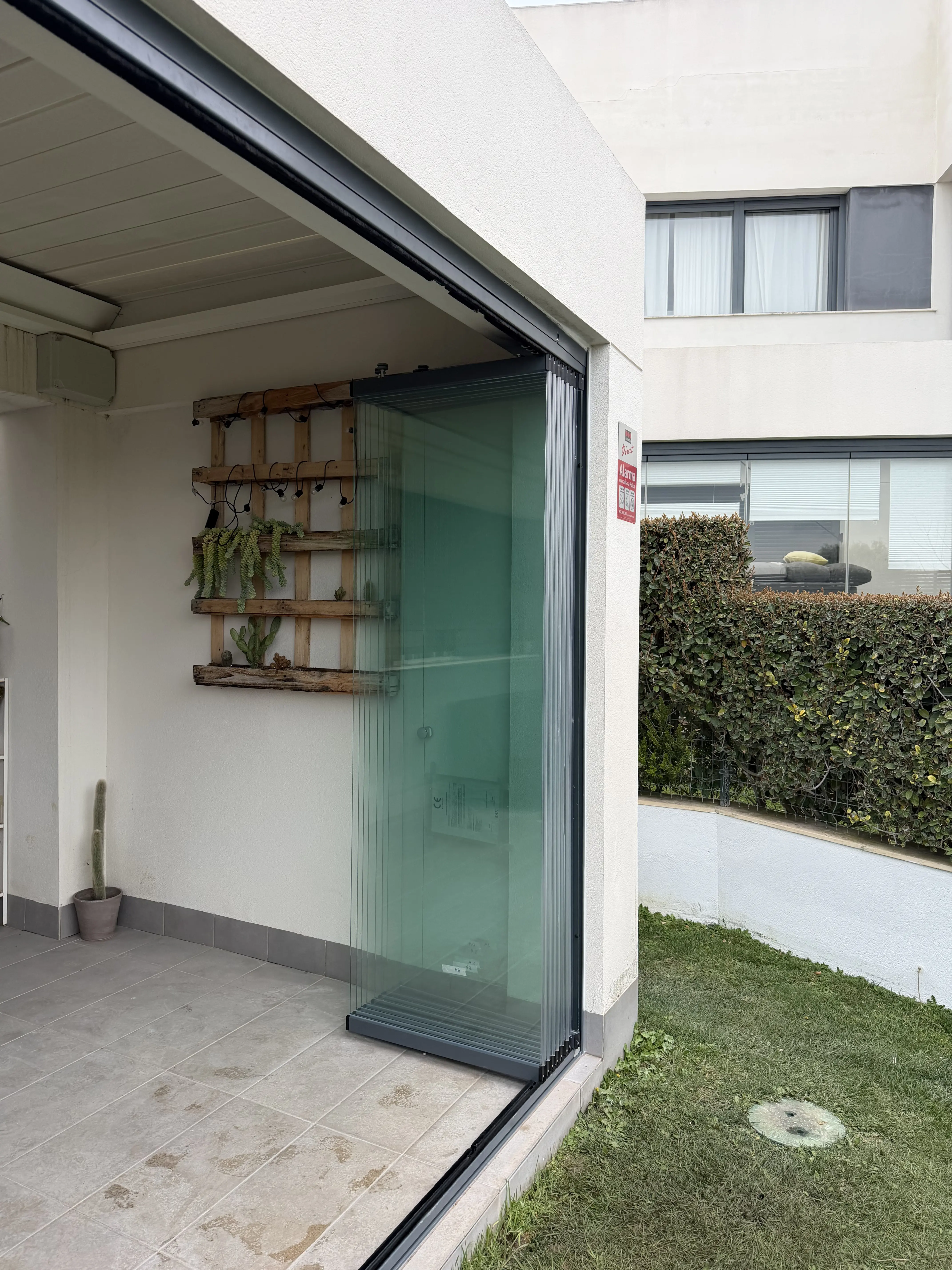 Vistas desde un balcón con cortinas de cristal