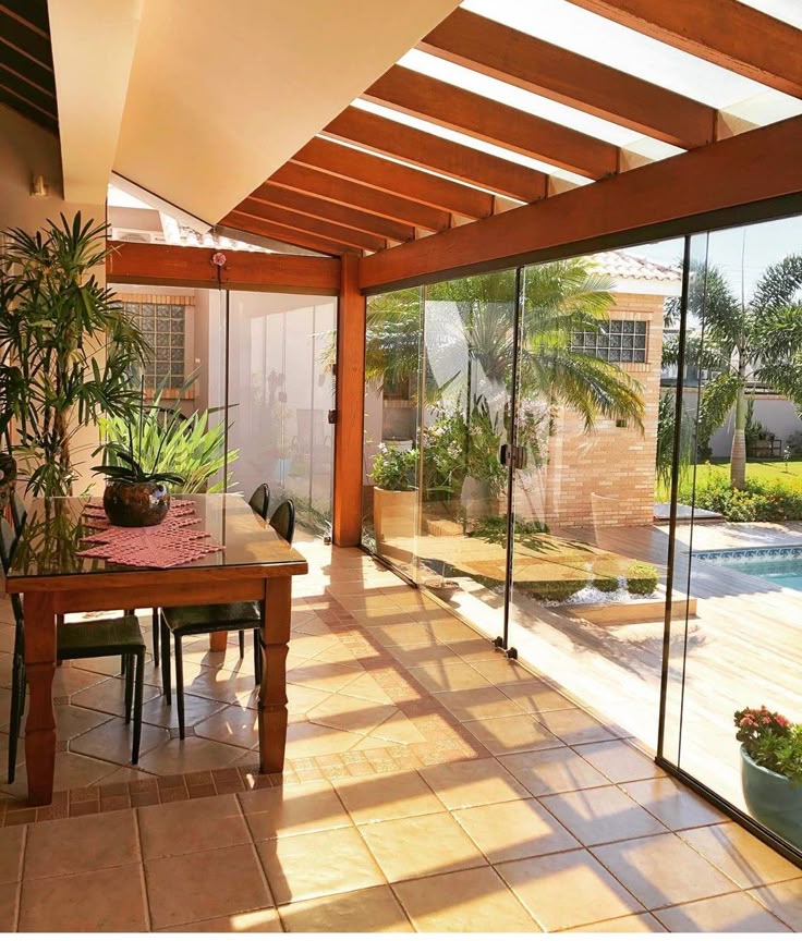 Patio interior cubierto con un techo de cristal fijo en Jerez