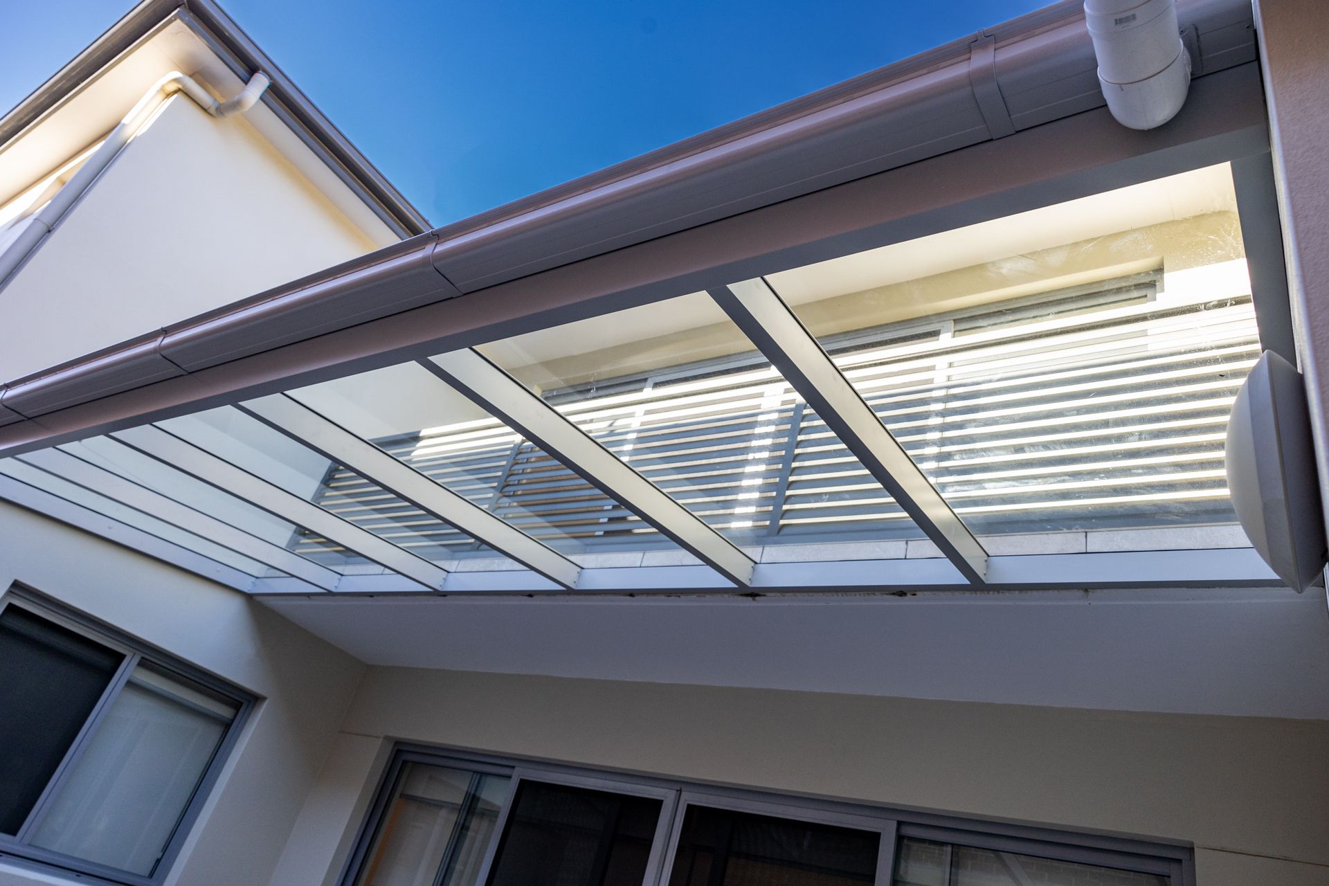 Detalle de un elegante techo móvil de cristal laminado