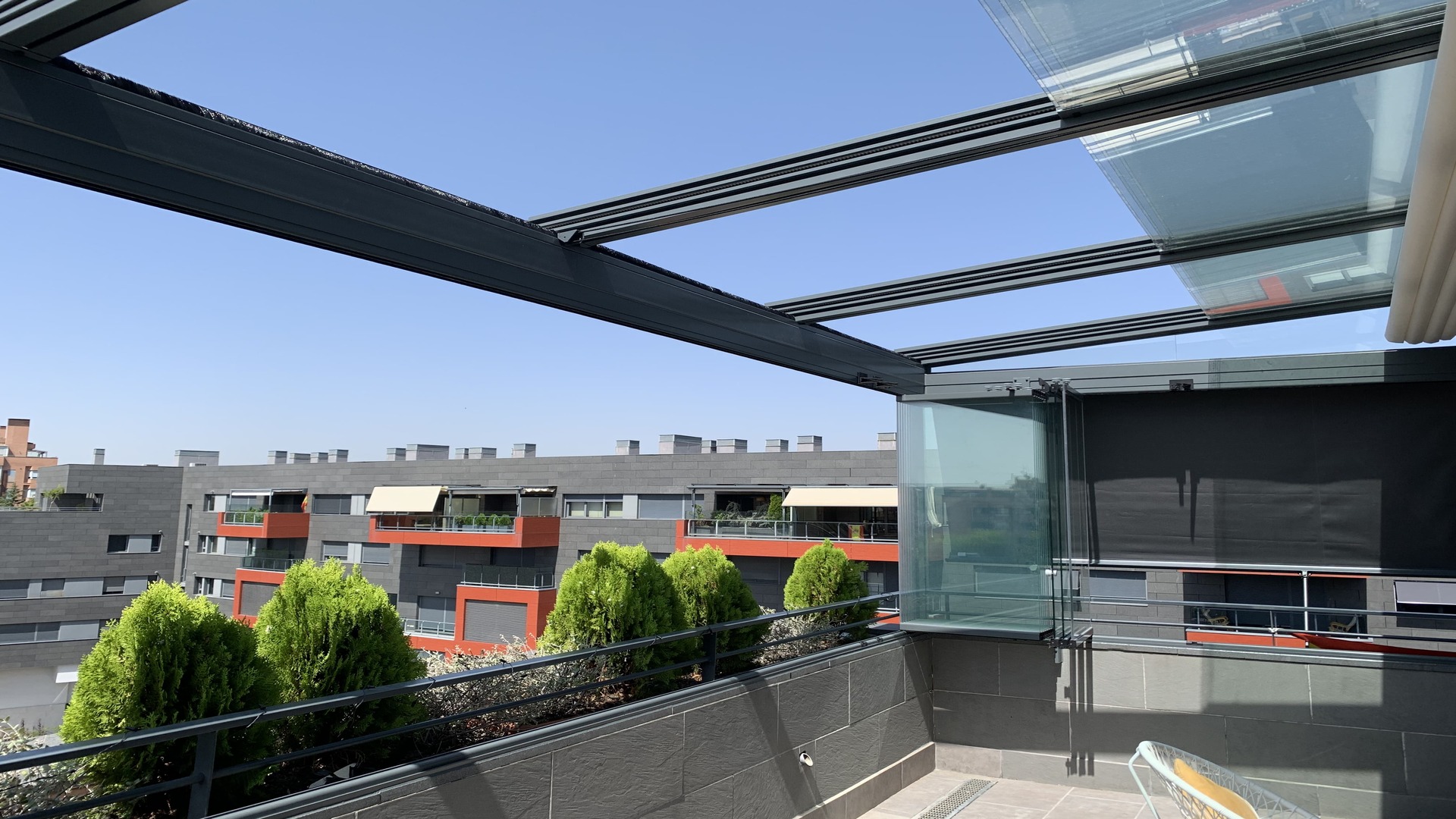 terraza interior con un techo móvil de cristal abierto